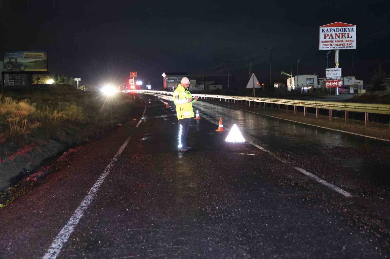 Nevşehir’de yolda oluşan çukurlar, 5 aracı yolda bıraktı
