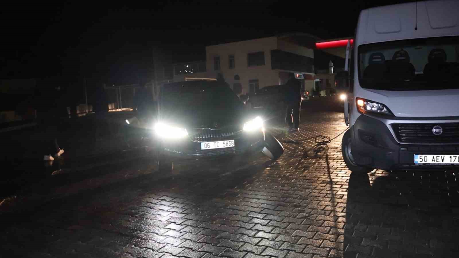 Nevşehir’de yolda oluşan çukurlar, 5 aracı yolda bıraktı
