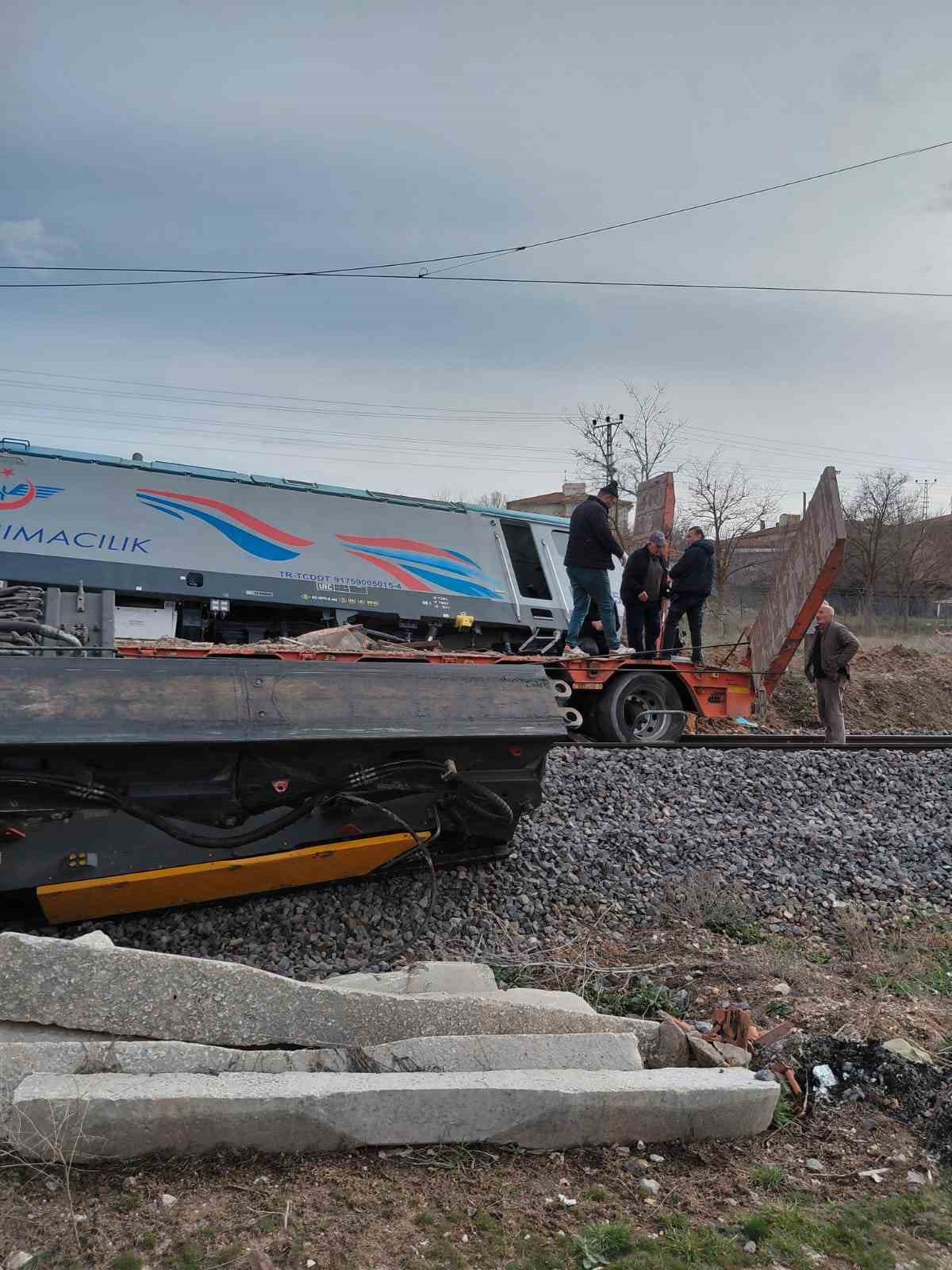 Nevşehir’de yük treni tıra çarptı: 2 makinist yaralandı
