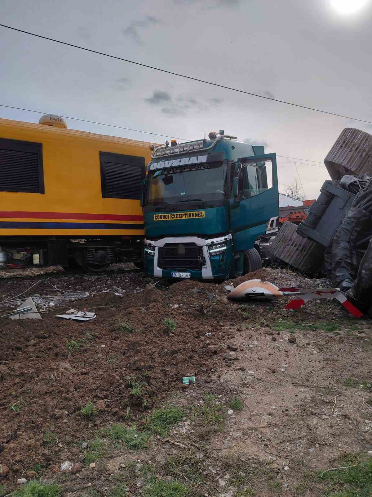 Nevşehir’de yük treni tıra çarptı: 2 makinist yaralandı
