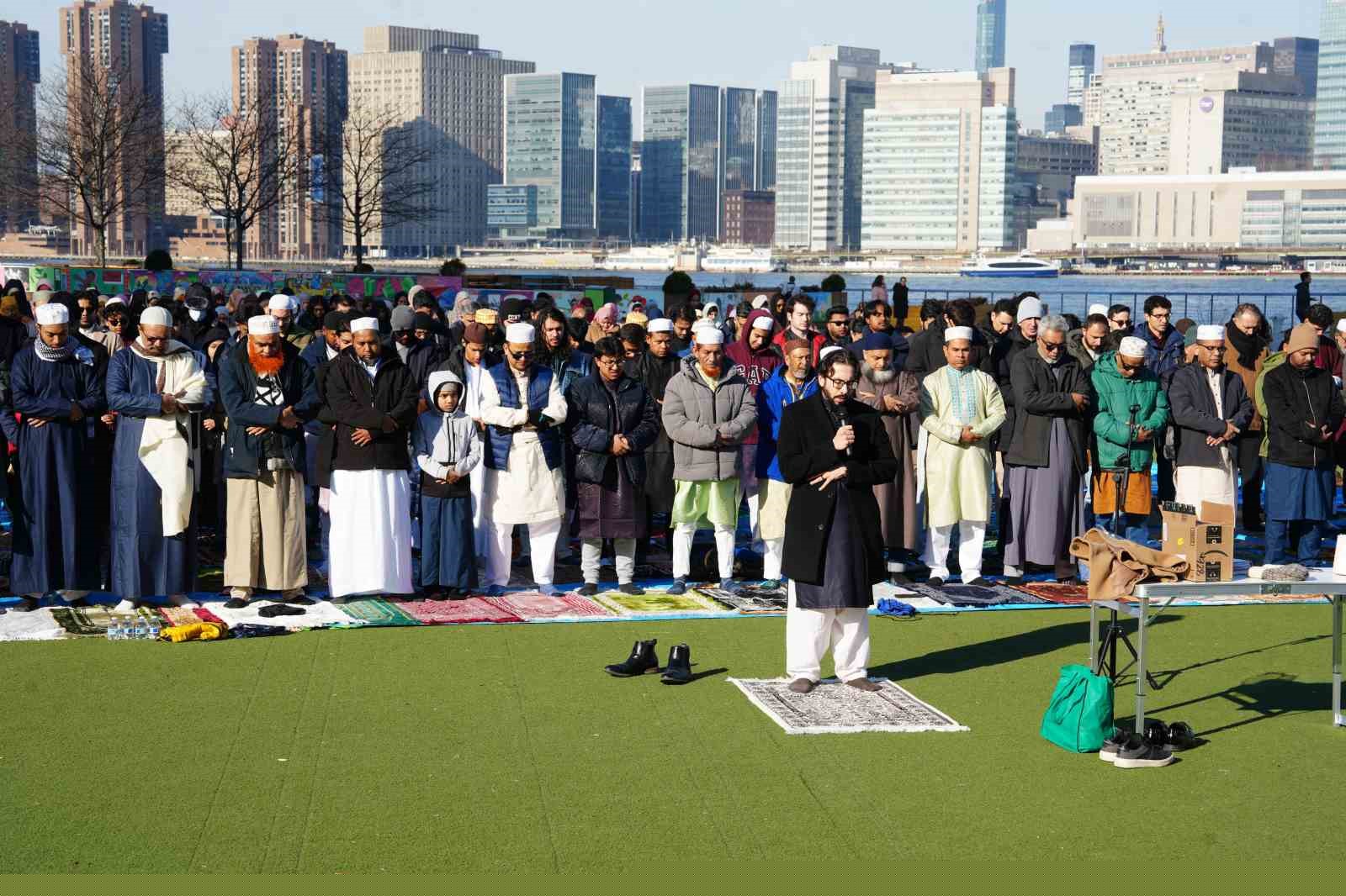 New York’ta bayram namazı sokaklara taştı
