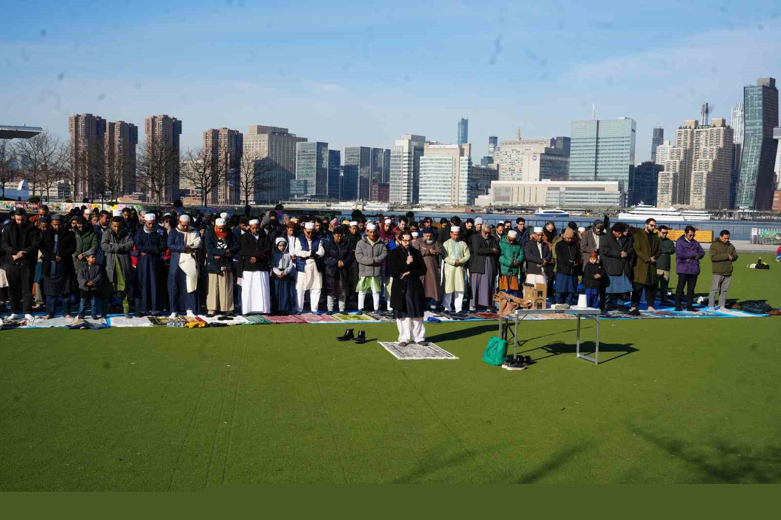 New York’ta bayram namazı sokaklara taştı
