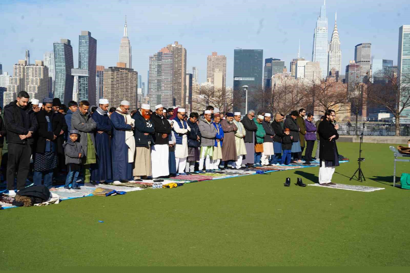 New York’ta bayram namazı sokaklara taştı
