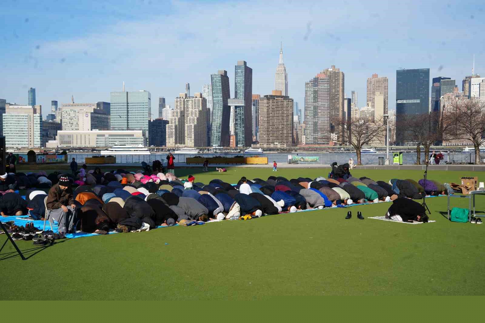 New York’ta bayram namazı sokaklara taştı
