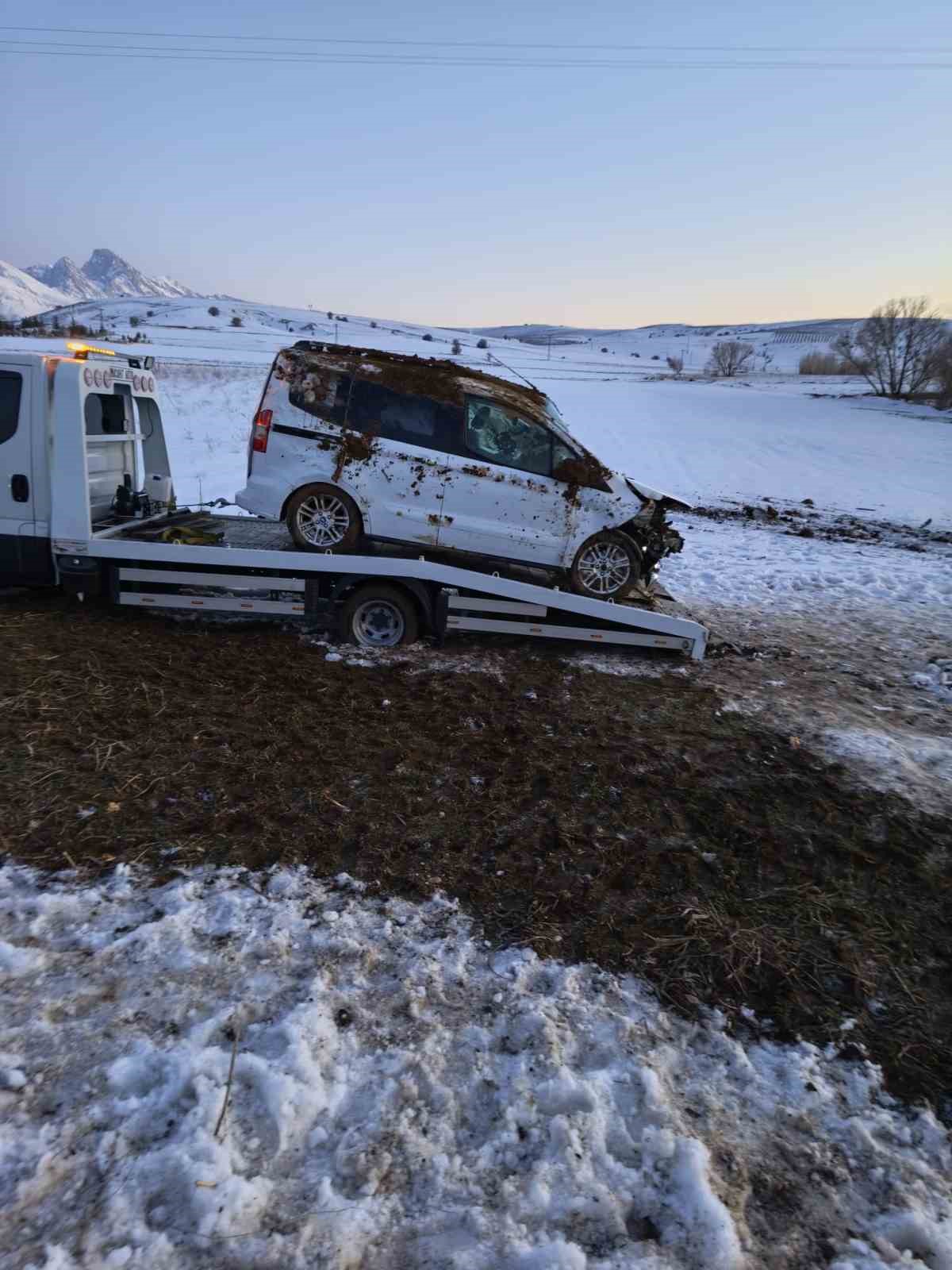 Niğde-Çamardı yolunda araç takla attı, 4 kişi yaralandı
