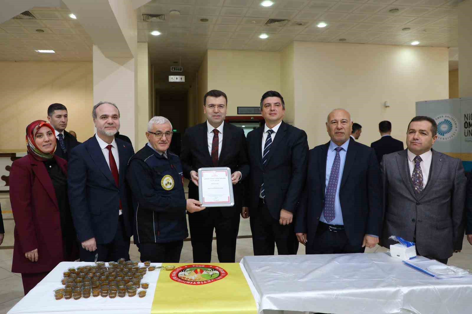 Niğde Geven Balı’nın coğrafi işareti tanıtıldı, arıcılık eğitimi verildi
Niğde Geven Balı’nın coğrafi işareti tanıtıldı, arıcılık eğitimi verildi