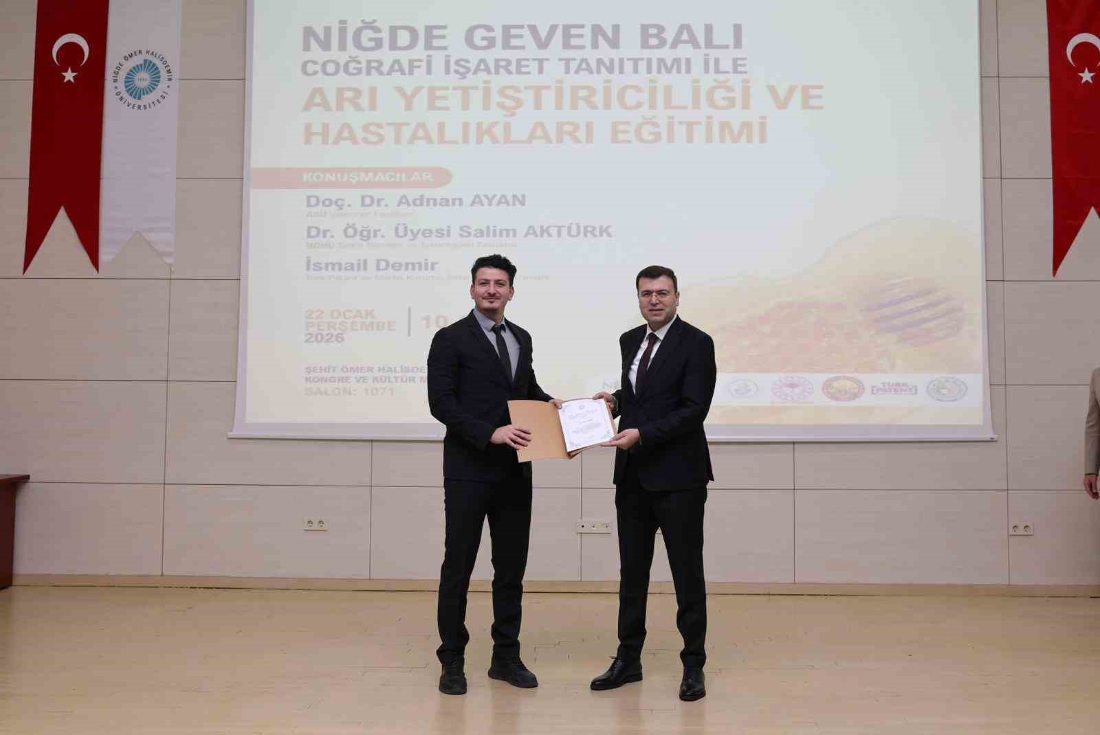 Niğde Geven Balı’nın coğrafi işareti tanıtıldı, arıcılık eğitimi verildi
Niğde Geven Balı’nın coğrafi işareti tanıtıldı, arıcılık eğitimi verildi