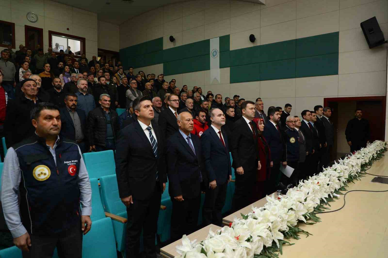 Niğde Geven Balı’nın coğrafi işareti tanıtıldı, arıcılık eğitimi verildi
Niğde Geven Balı’nın coğrafi işareti tanıtıldı, arıcılık eğitimi verildi