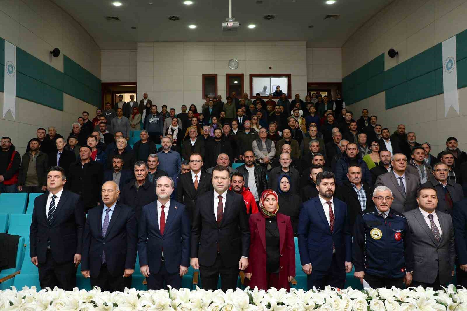 Niğde Geven Balı’nın coğrafi işareti tanıtıldı, arıcılık eğitimi verildi
Niğde Geven Balı’nın coğrafi işareti tanıtıldı, arıcılık eğitimi verildi