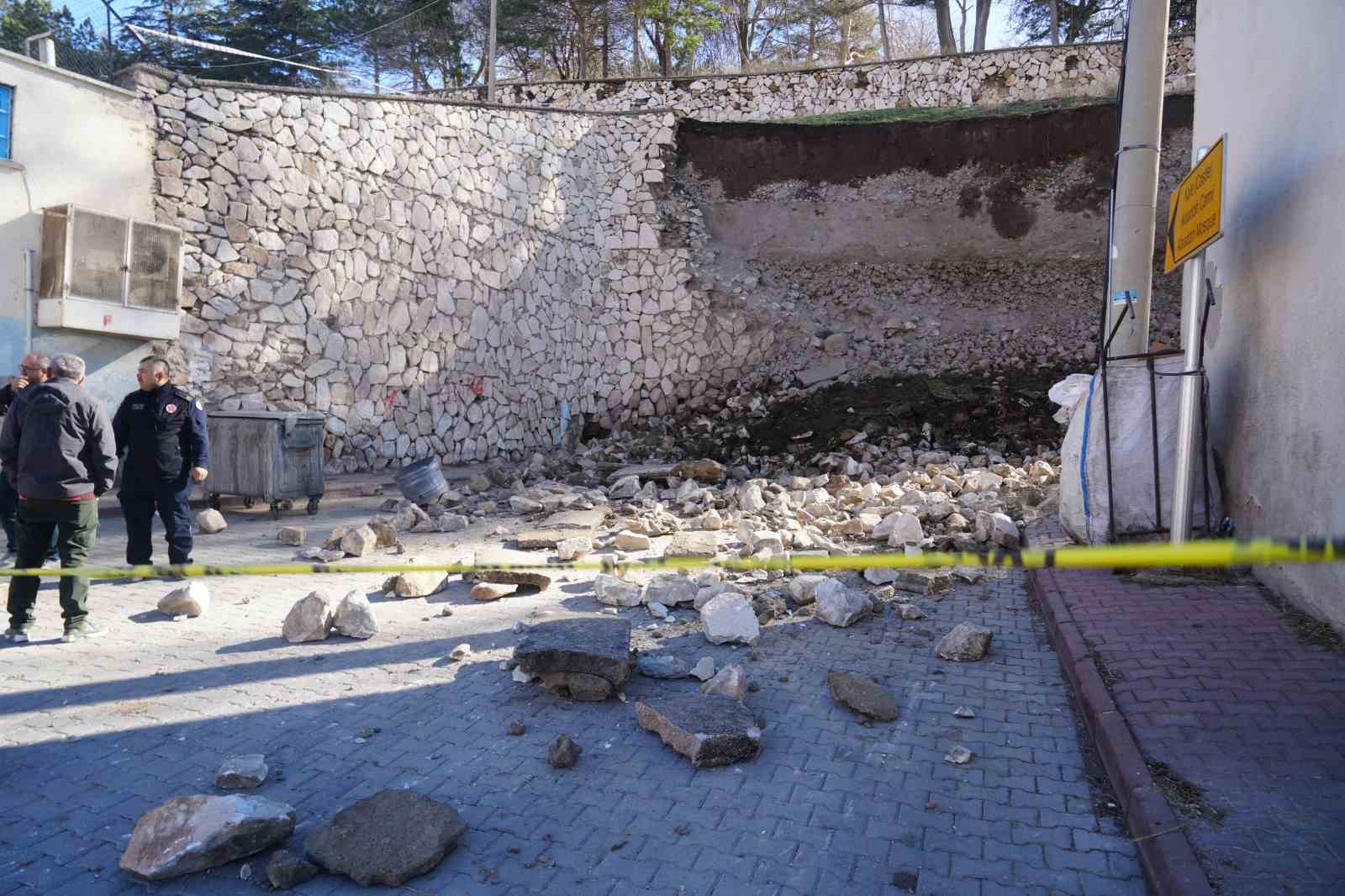 Niğde Kalesi’nde çöken istinat duvarının molozu kaldırılıyor
