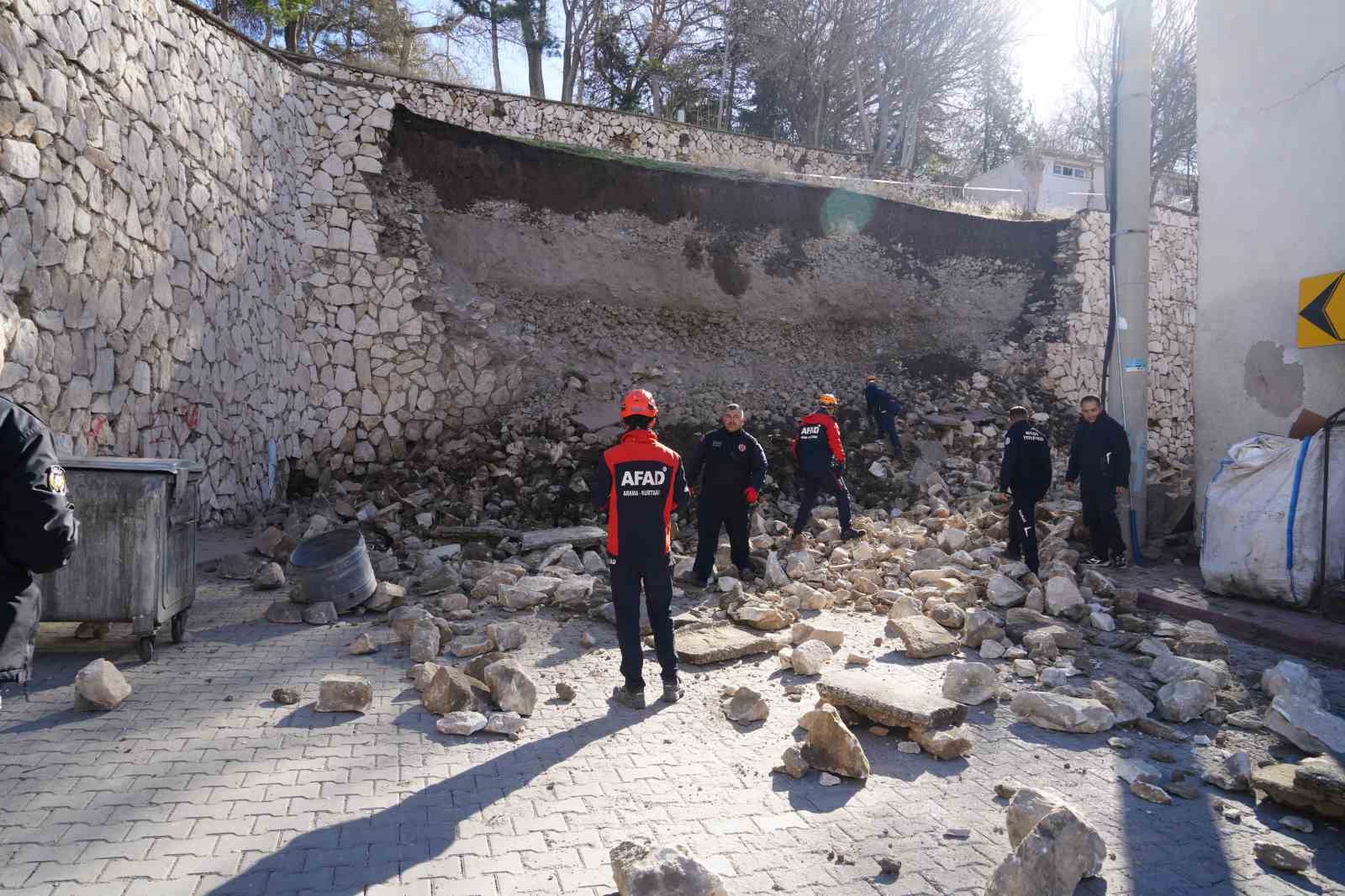 Niğde Kalesi’nde çöken istinat duvarının molozu kaldırılıyor
