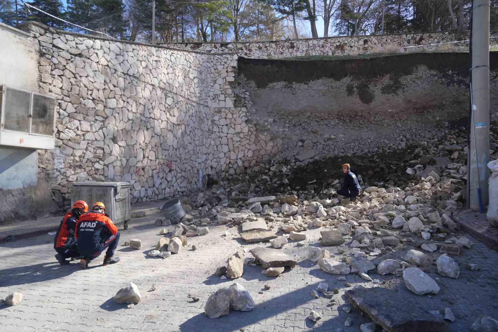 Niğde Kalesi’nde çöken istinat duvarının molozu kaldırılıyor
