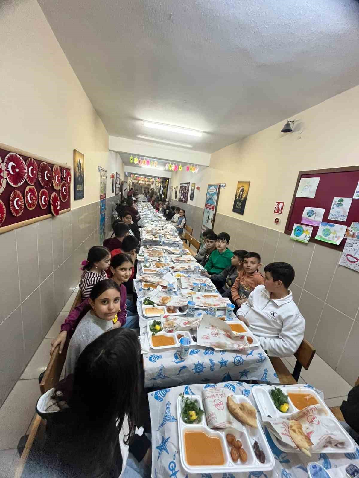 Niğde Kemal Çetintürk İlkokulu’nda Ramazan sofrası
