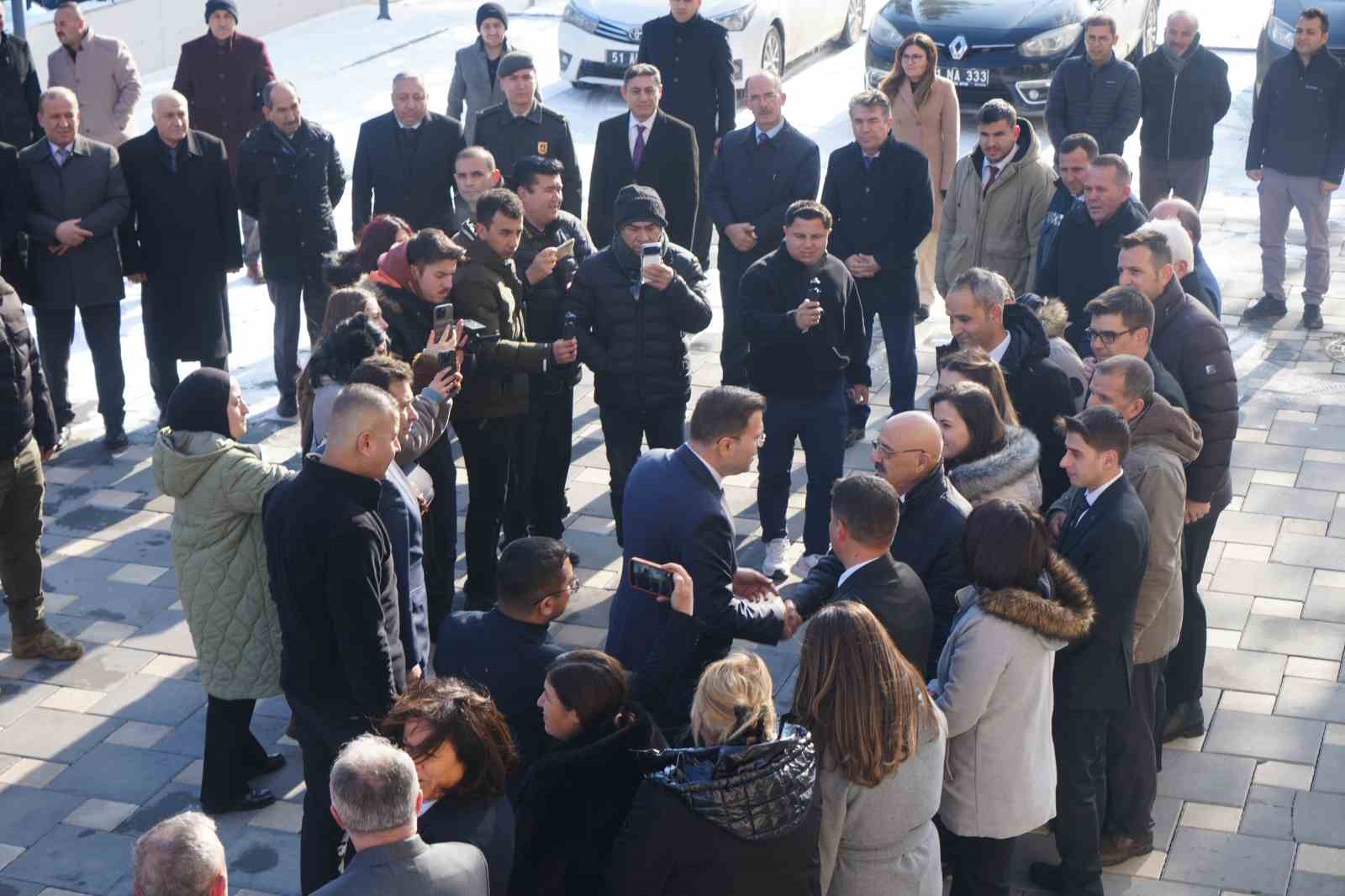 Niğde Valisi Nedim Akmeşe görevine başladı

