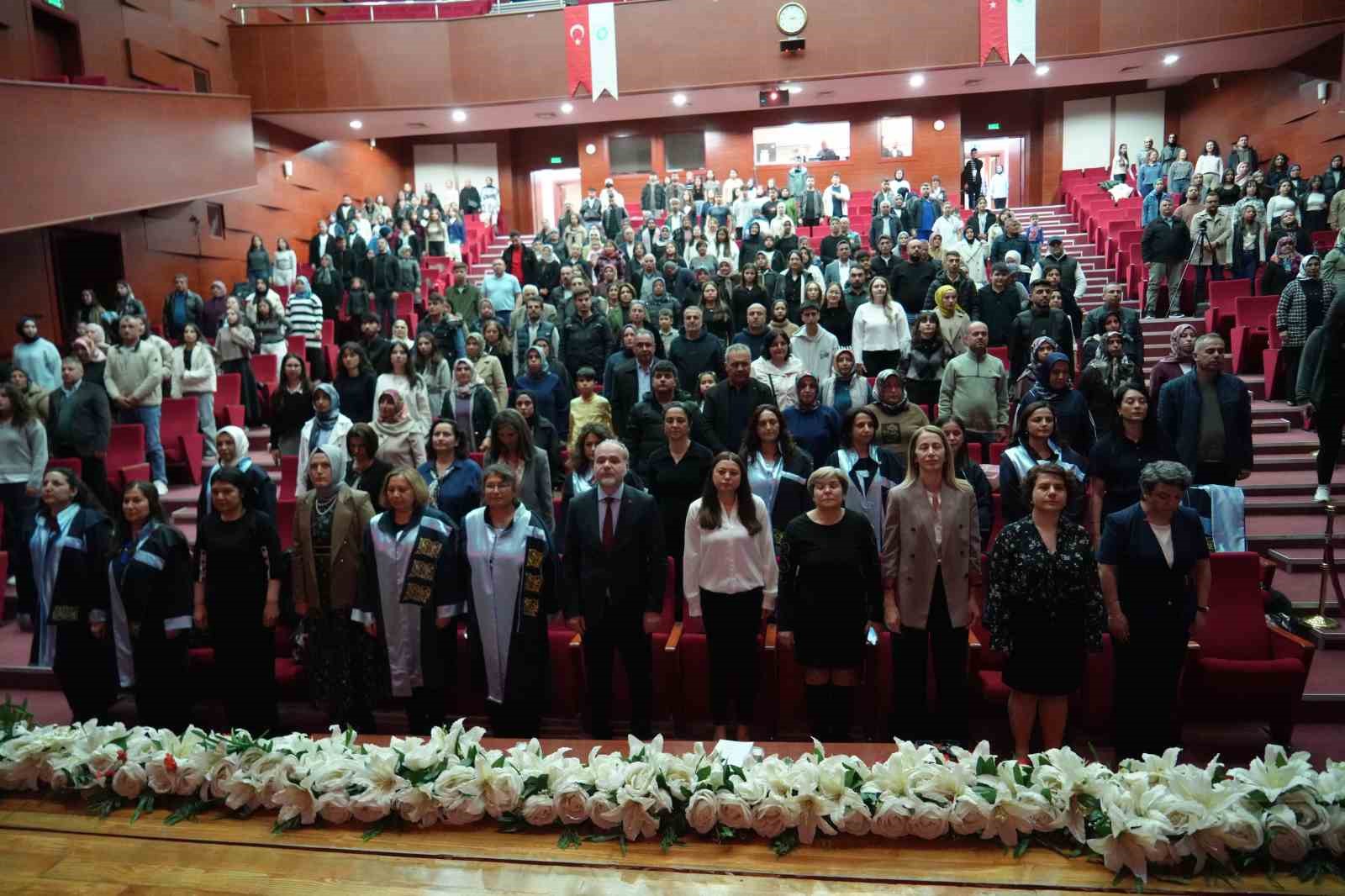 Niğde’de 120 hemşire adayı üniforma giydi
