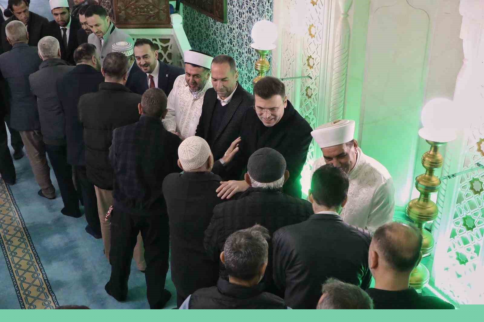 Niğde’de bayram namazı sonrası bayramlaşma
