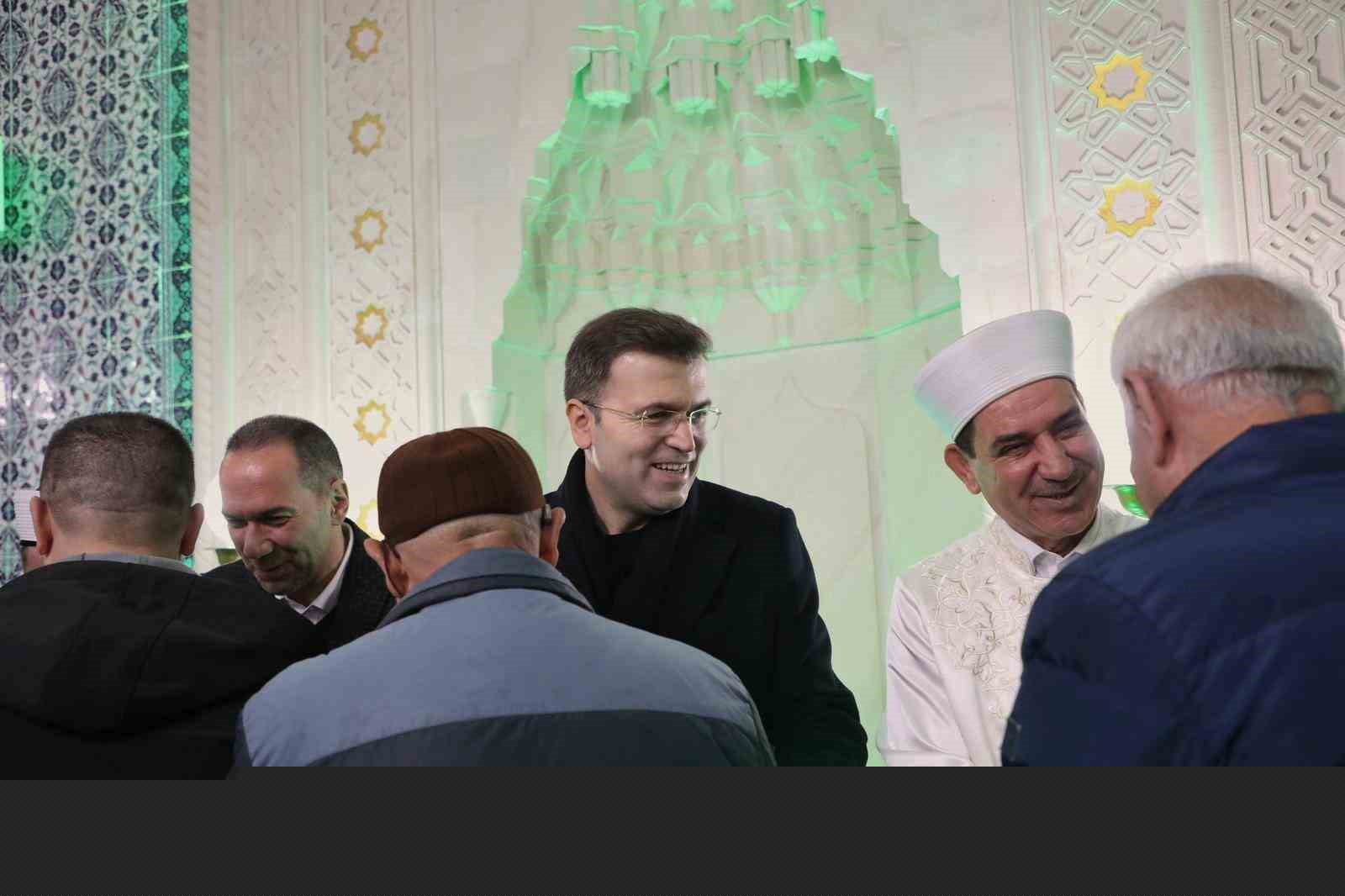 Niğde’de bayram namazı sonrası bayramlaşma
