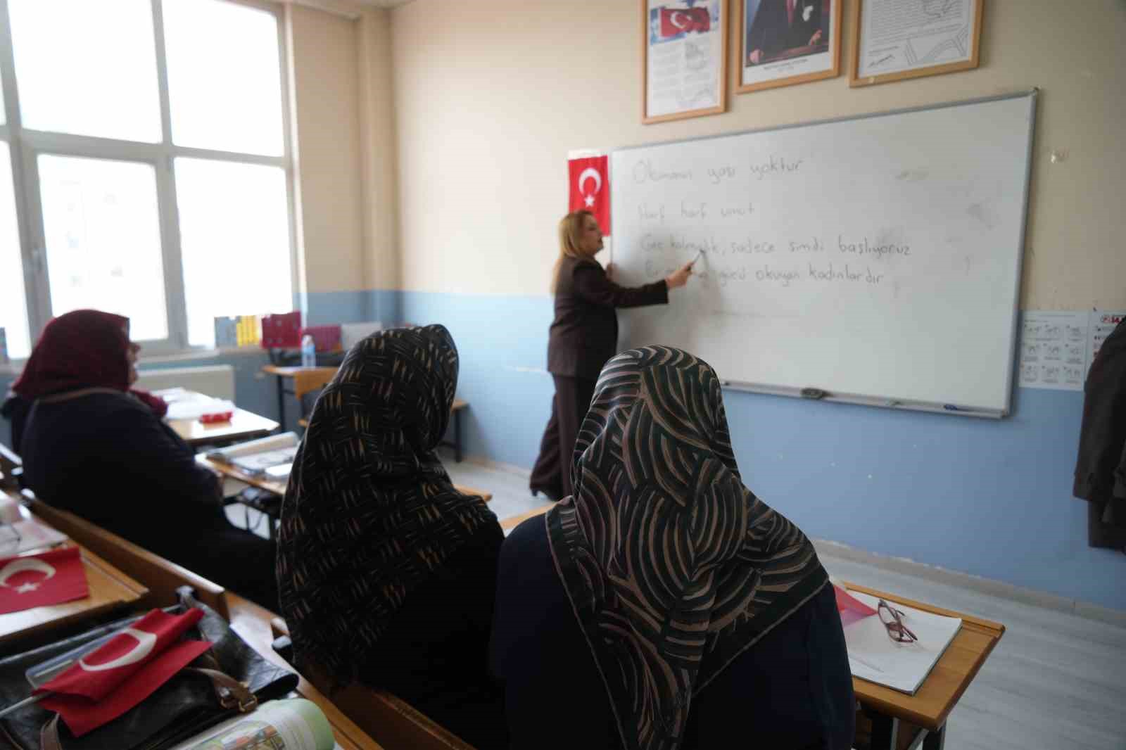 Niğde’de eğitimden uzak kalan kadınlar sıralara geri döndü
