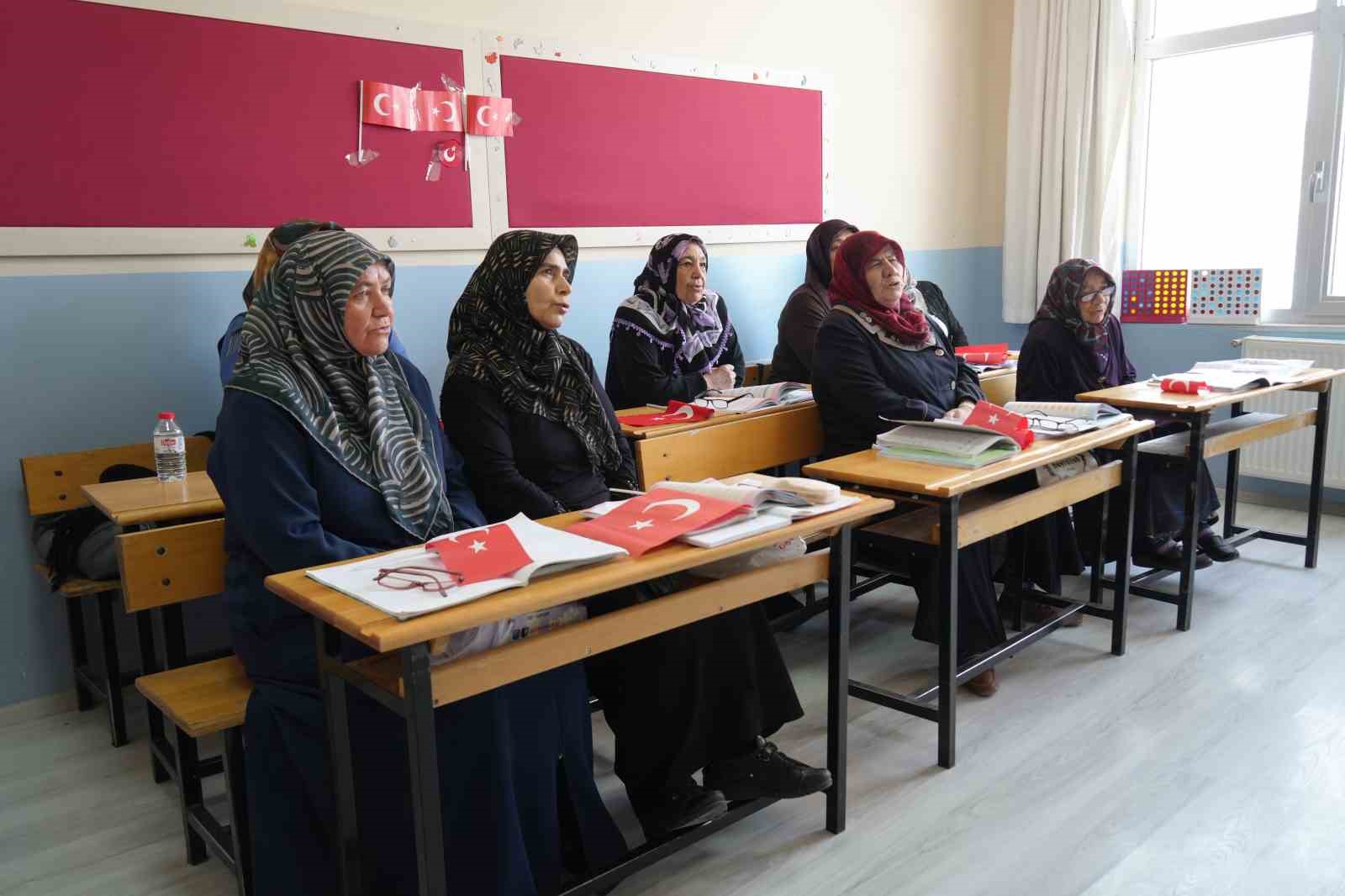 Niğde’de eğitimden uzak kalan kadınlar sıralara geri döndü

