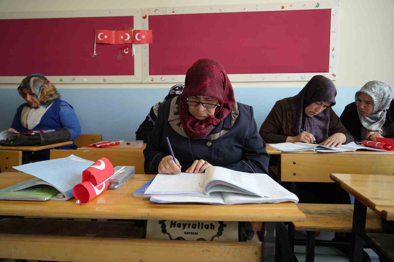 Niğde’de eğitimden uzak kalan kadınlar sıralara geri döndü
