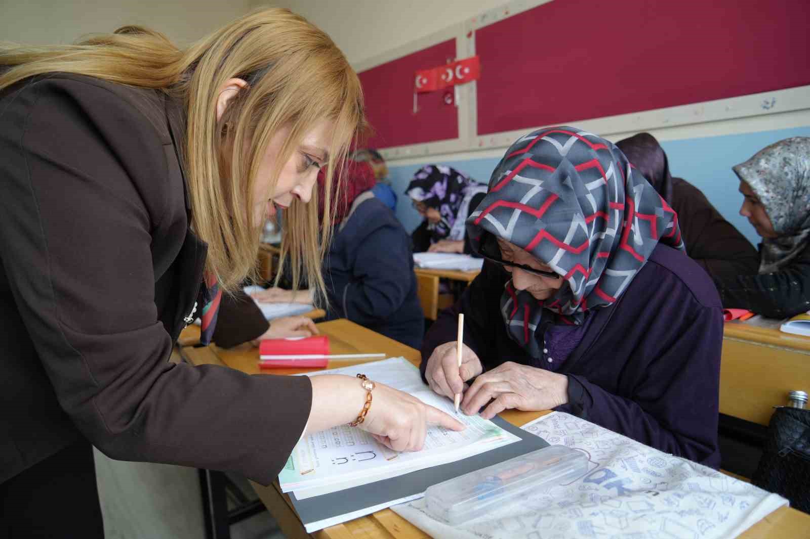 Niğde’de eğitimden uzak kalan kadınlar sıralara geri döndü
