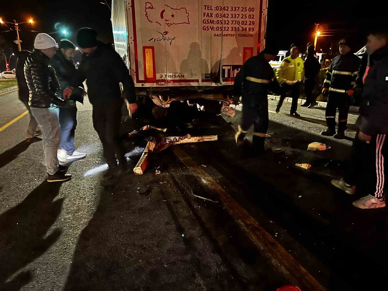 Niğde’de feci kaza: Tıra çarpan otomobilin sürücüsü hayatını kaybetti
