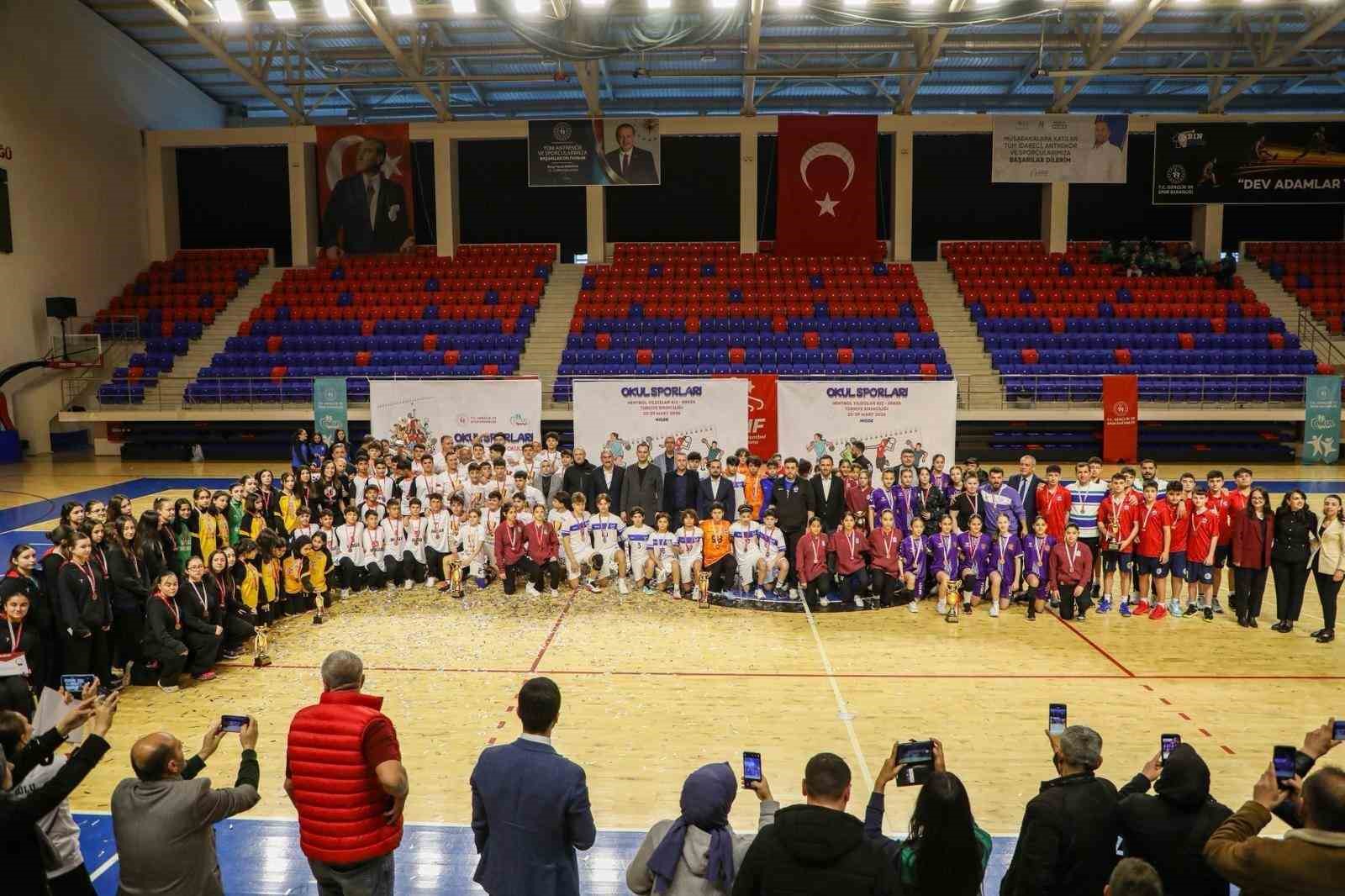 Niğde’de hentbol şöleni büyük heyecanla sona erdi
