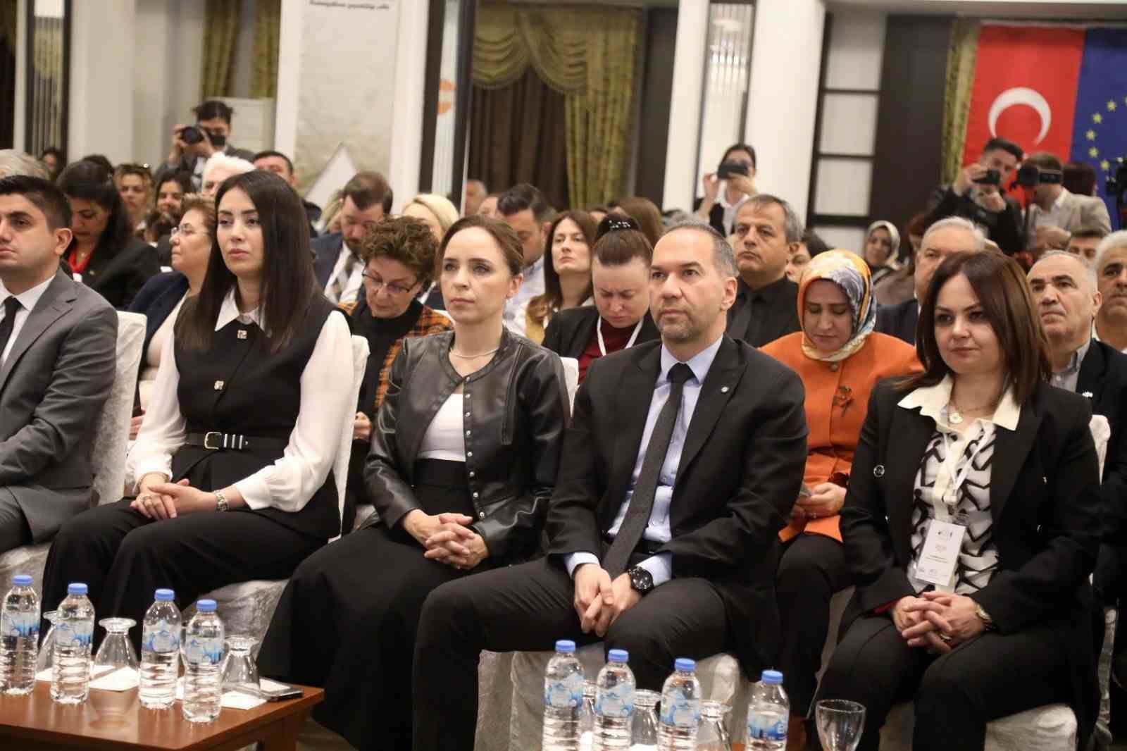 Niğde’de kadın dostu kentler için önemli buluşma
Niğde’de kadın dostu kentler için önemli buluşma
