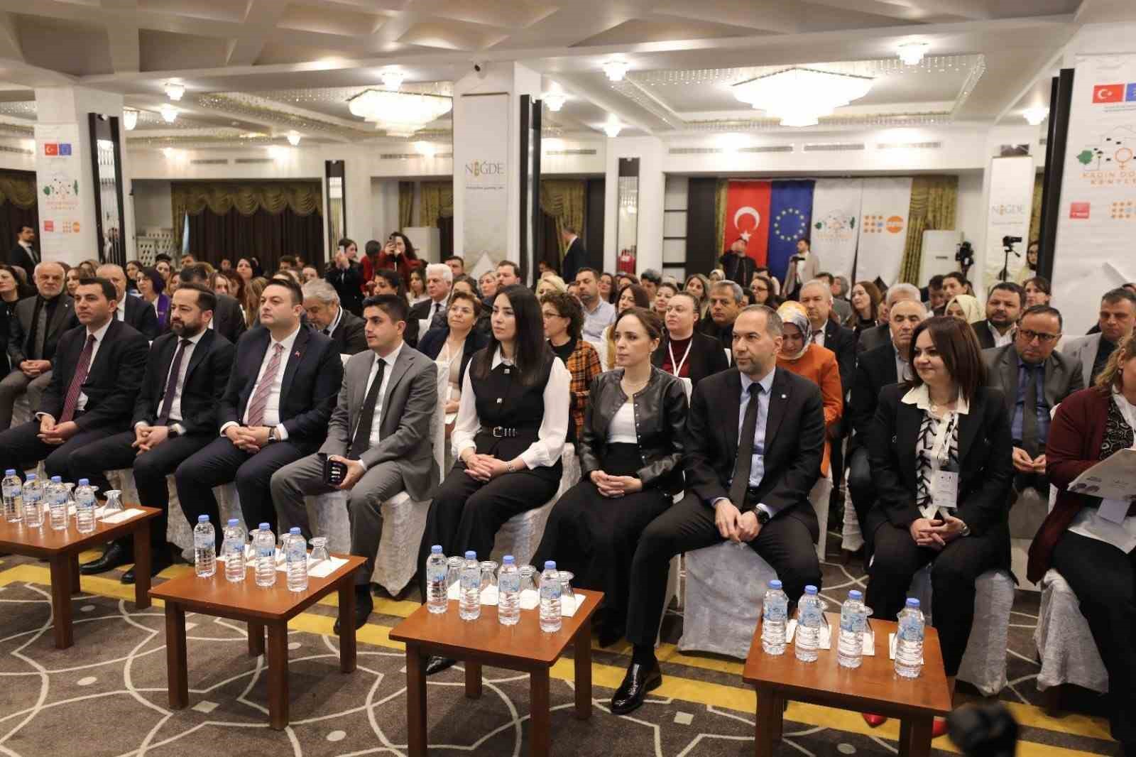 Niğde’de kadın dostu kentler için önemli buluşma
Niğde’de kadın dostu kentler için önemli buluşma