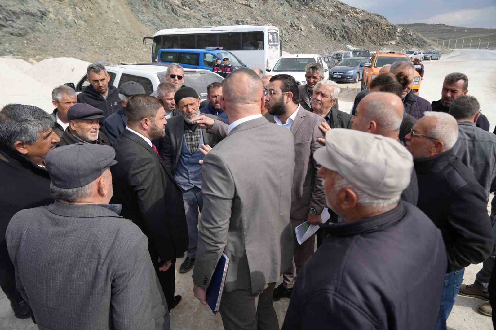 Niğde’de kamp projesi iki beldeyi sınır tartışmasıyla karşı karşıya getirdi
Niğde’de kamp projesi iki beldeyi sınır tartışmasıyla karşı karşıya getirdi
