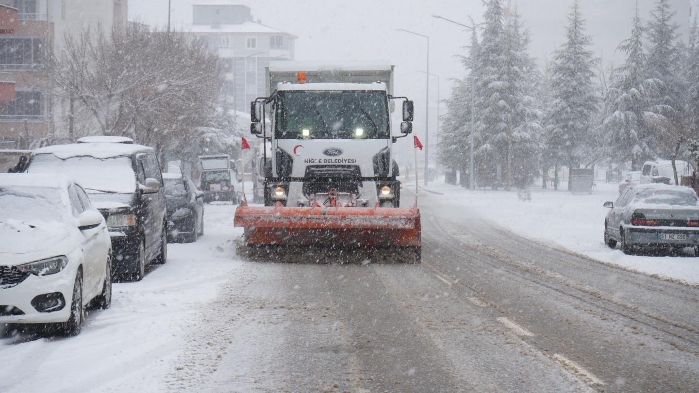 Niğde’de karla mücadele ekiplerinden 24 saat mesai
Niğde’de karla mücadele ekiplerinden 24 saat mesai