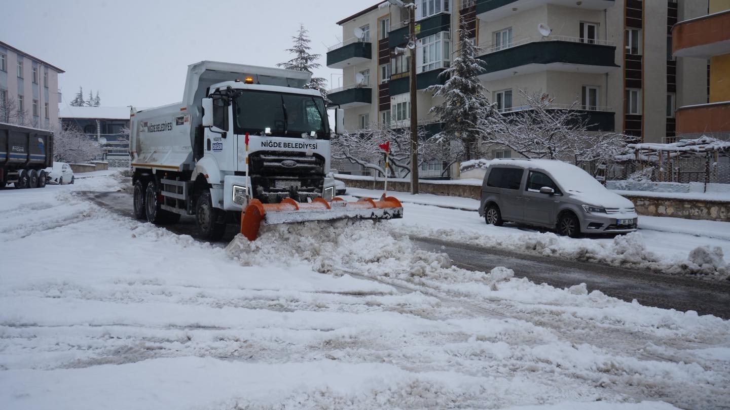 Niğde’de karla mücadele ekiplerinden 24 saat mesai
Niğde’de karla mücadele ekiplerinden 24 saat mesai