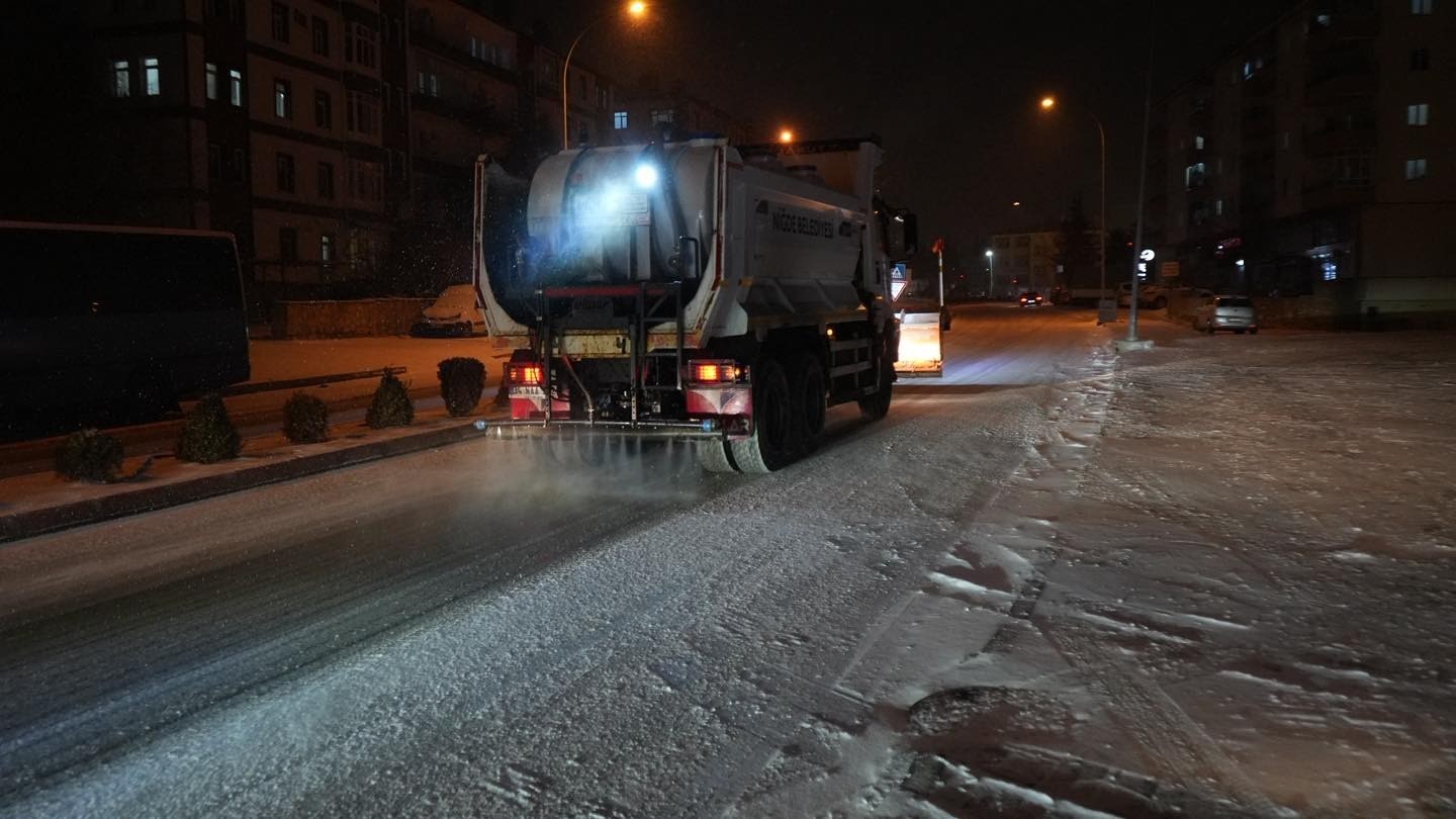 Niğde’de karla mücadele ekiplerinden 24 saat mesai
Niğde’de karla mücadele ekiplerinden 24 saat mesai