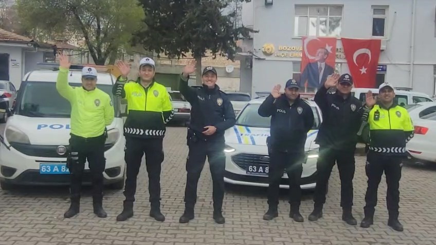 Niğde’de minik öğrencilerden polislere sevgi dolu kutlama
