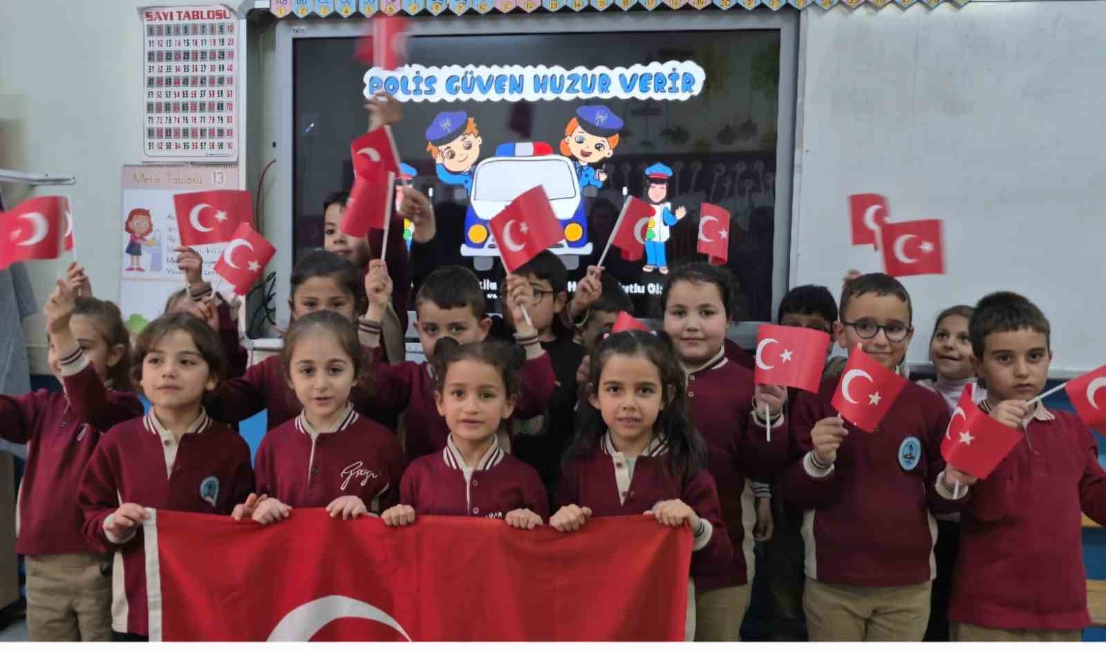 Niğde’de minik öğrencilerden polislere sevgi dolu kutlama
