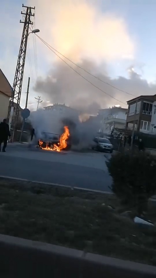 Niğde’de park halindeki otomobil alev alev yandı
