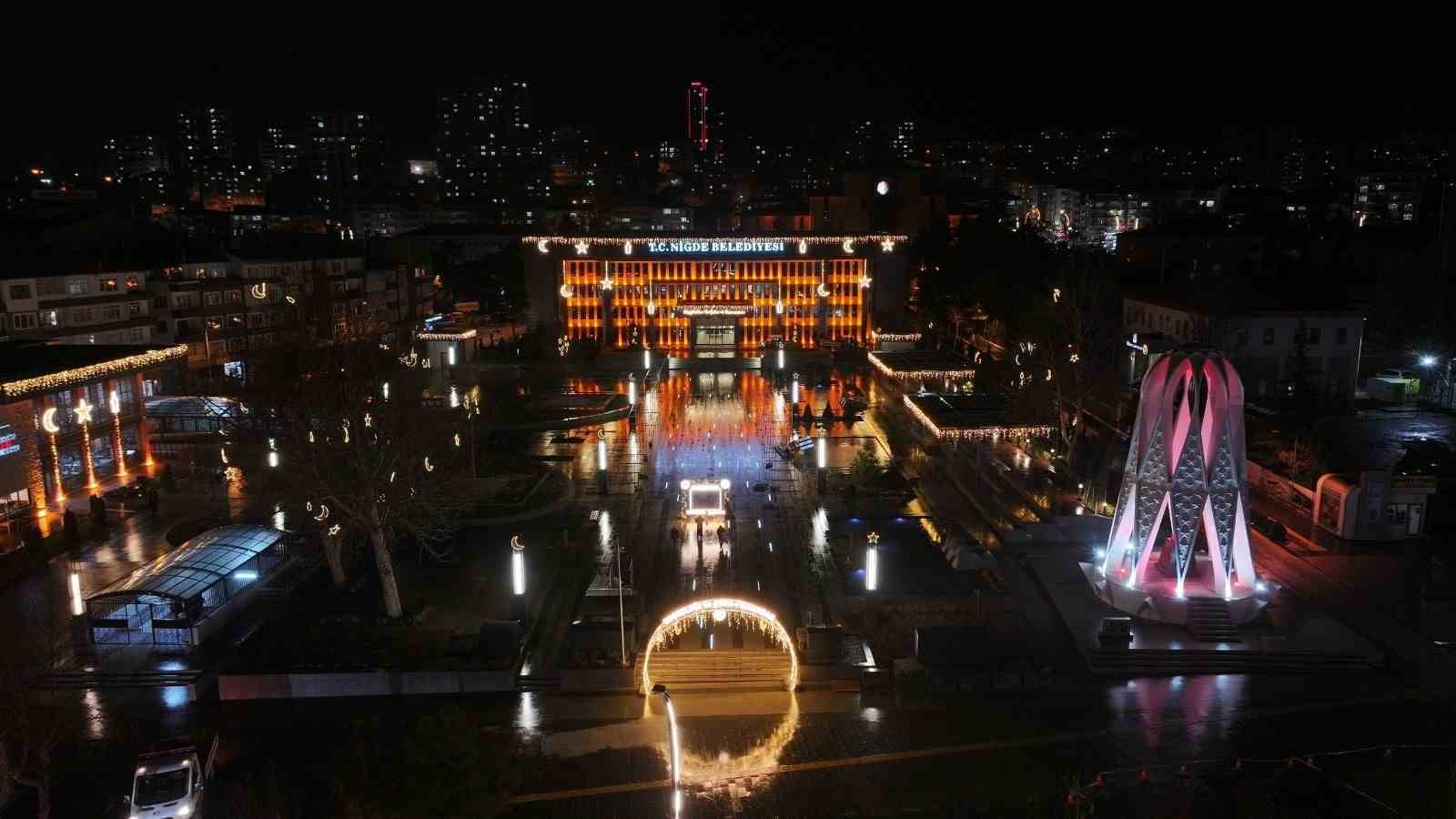 Niğde’de Ramazan ayında Ömer Halisdemir Meydanı’nda görsel şölen
