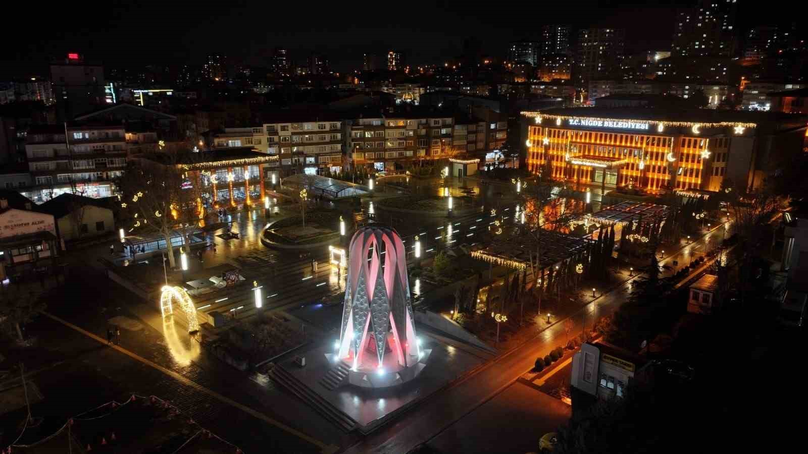 Niğde’de Ramazan ayında Ömer Halisdemir Meydanı’nda görsel şölen
