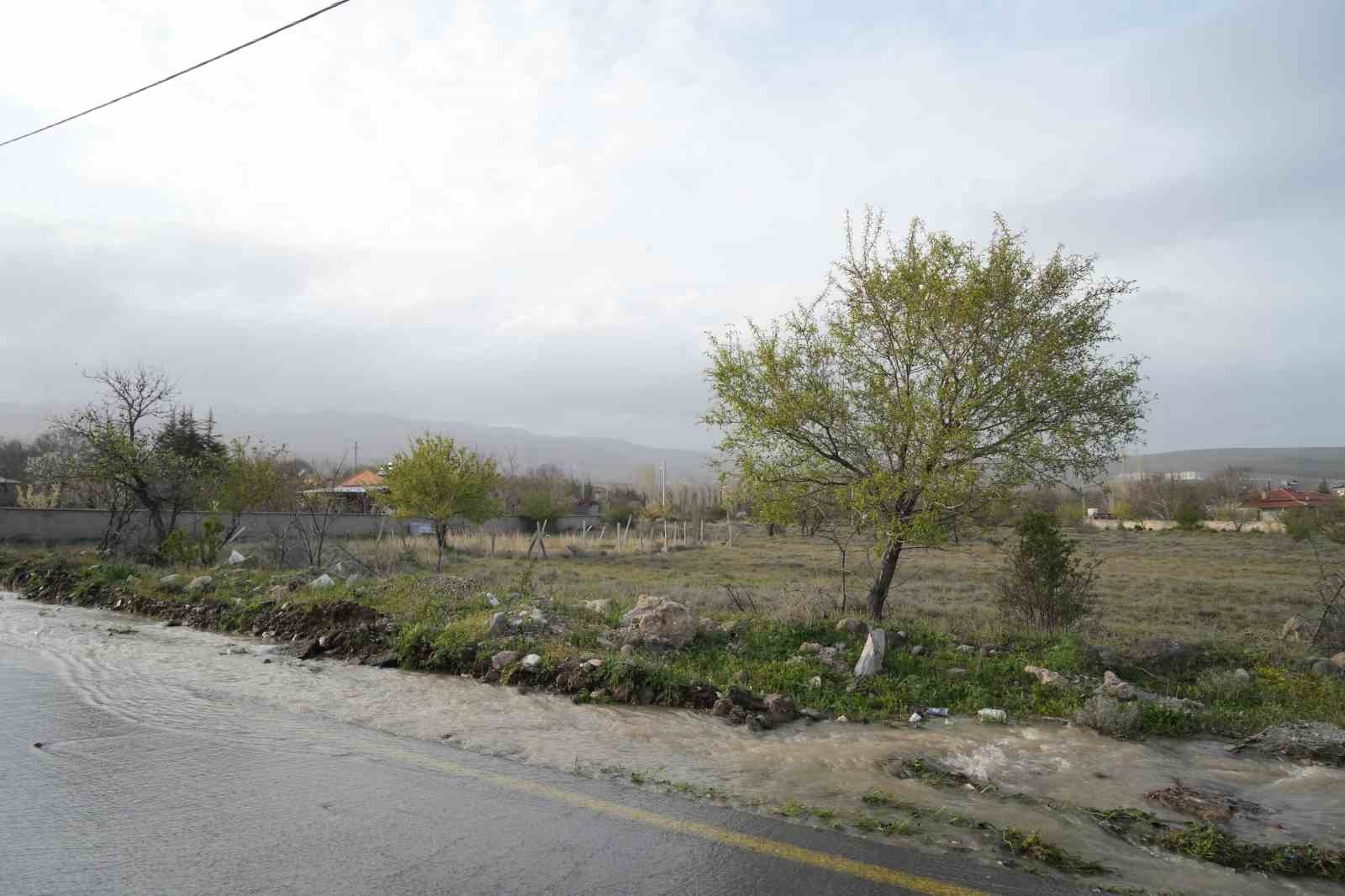 Niğde’de sağanak ve eriyen kar suları taşkınlara neden oldu
