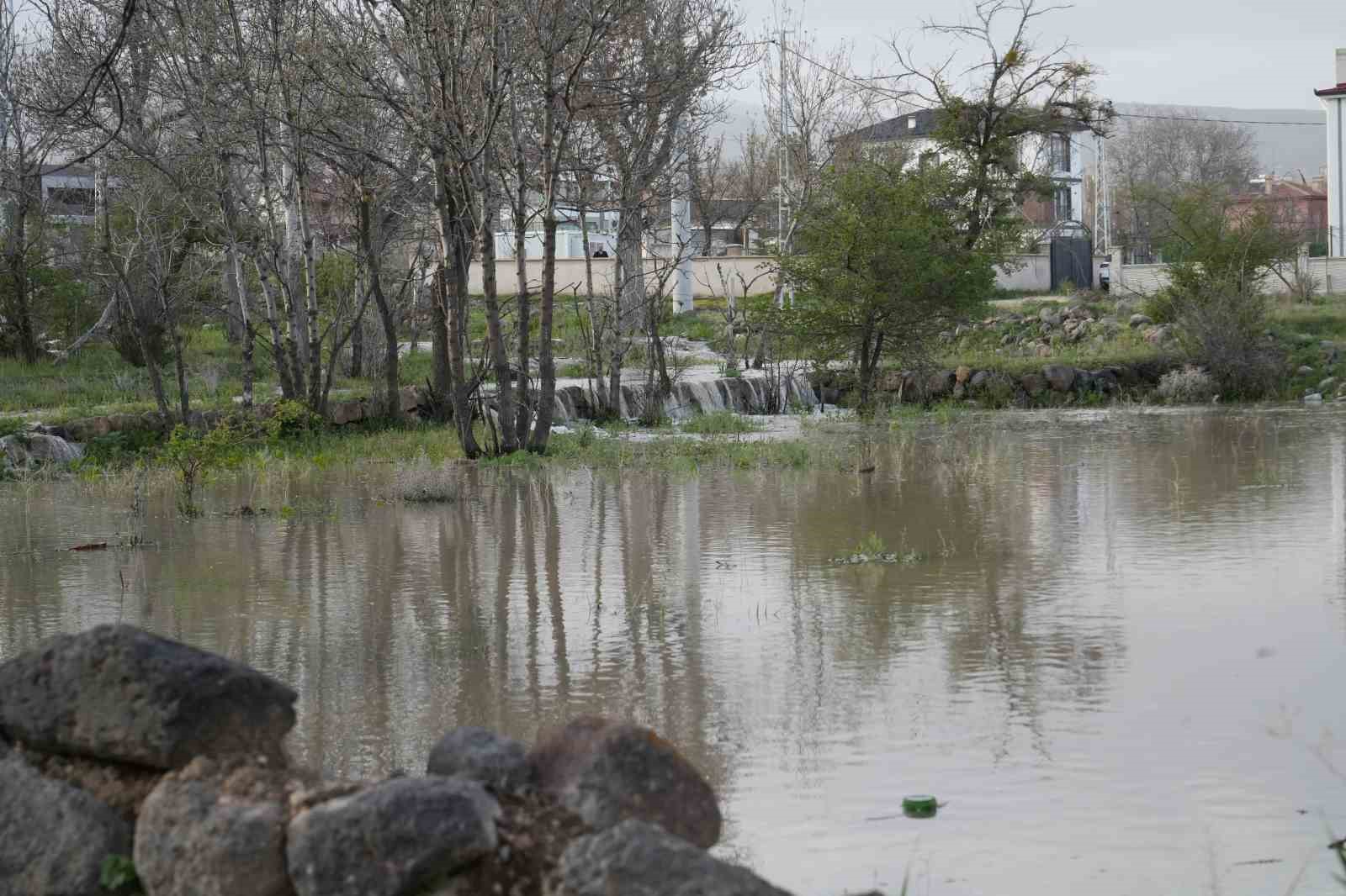 Niğde’de sağanak ve eriyen kar suları taşkınlara neden oldu
