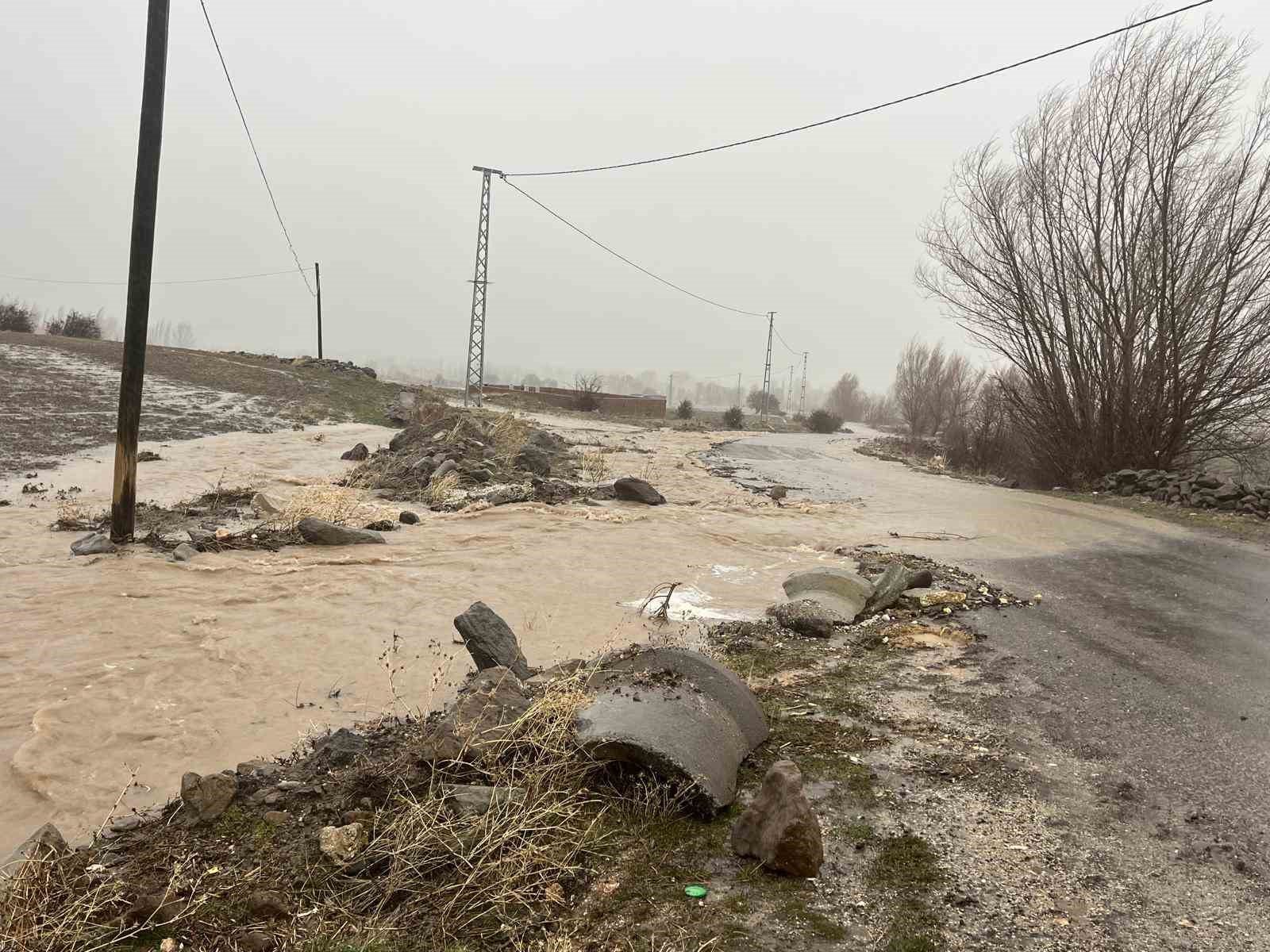 Niğde’de sağanak ve fırtına etkili oldu
