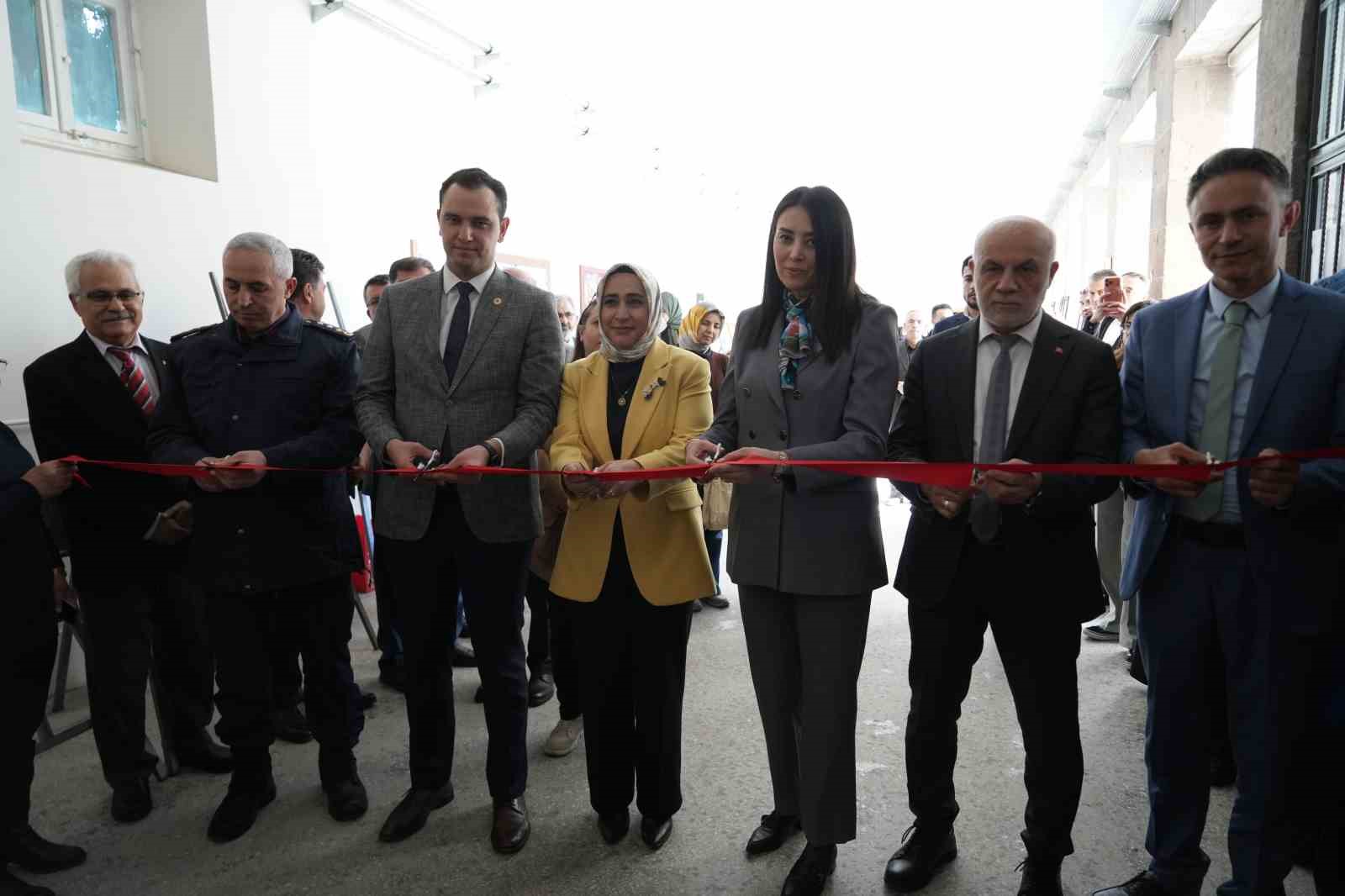 Niğde’de "Sanatın Diliyle Değerlerimiz" sergisi açıldı
