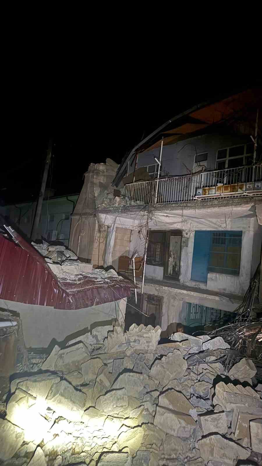 Niğde’de şiddetli rüzgar nedeniyle minare yıkıldı, çatılar uçtu
