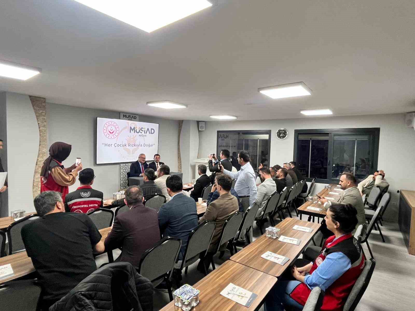 Niğde’de yeni evlenen çiftlere yeni doğan destek çantası desteği
