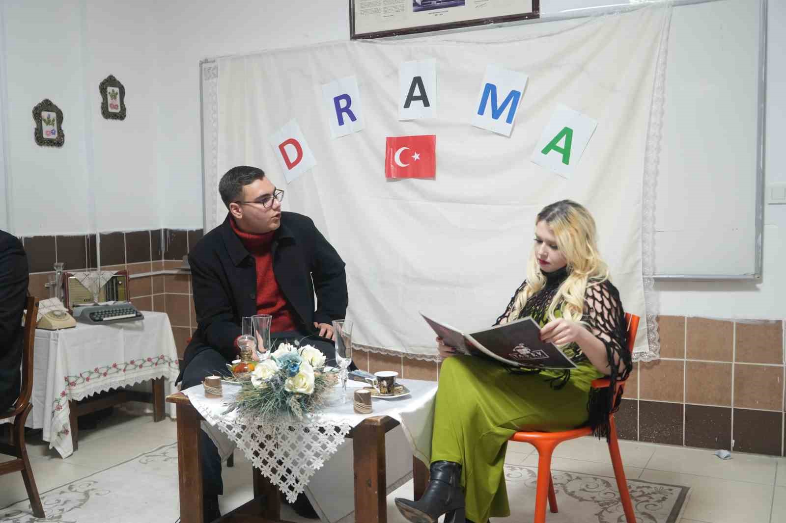 Niğde’deki drama kursu, katılımcılarına özgüven kazandırıyor
Niğde’deki drama kursu, katılımcılarına özgüven kazandırıyor