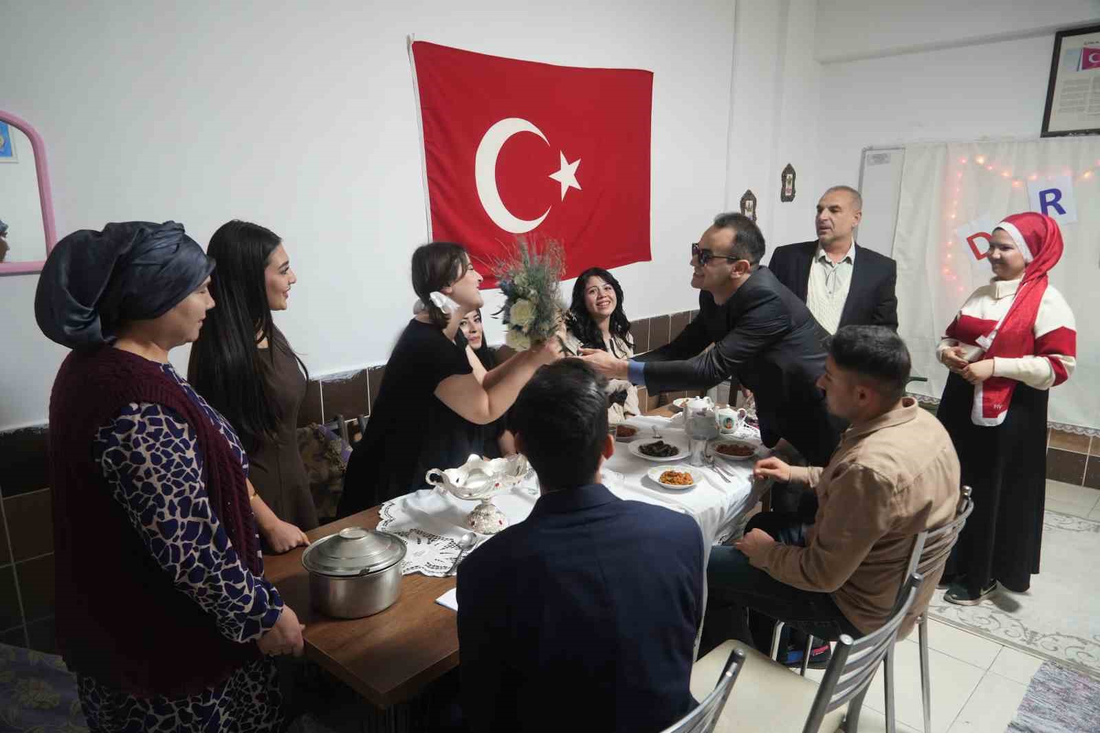 Niğde’deki drama kursu, katılımcılarına özgüven kazandırıyor
Niğde’deki drama kursu, katılımcılarına özgüven kazandırıyor