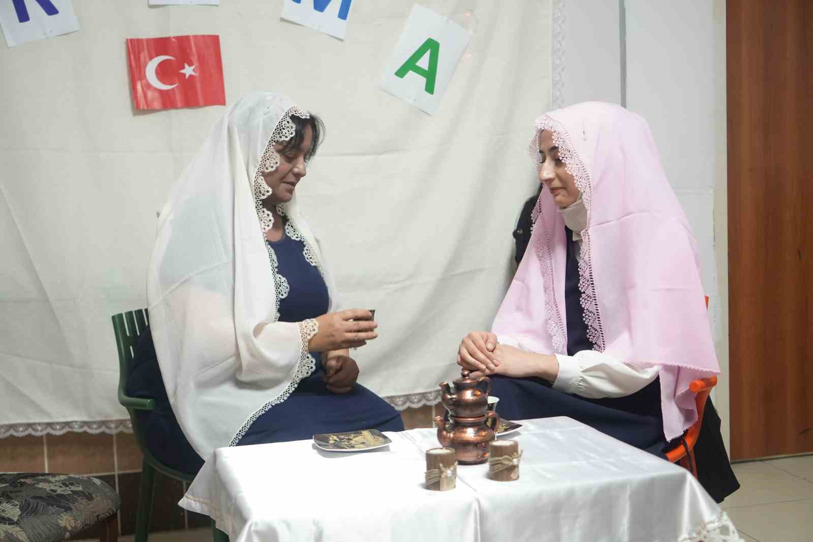 Niğde’deki drama kursu, katılımcılarına özgüven kazandırıyor
Niğde’deki drama kursu, katılımcılarına özgüven kazandırıyor