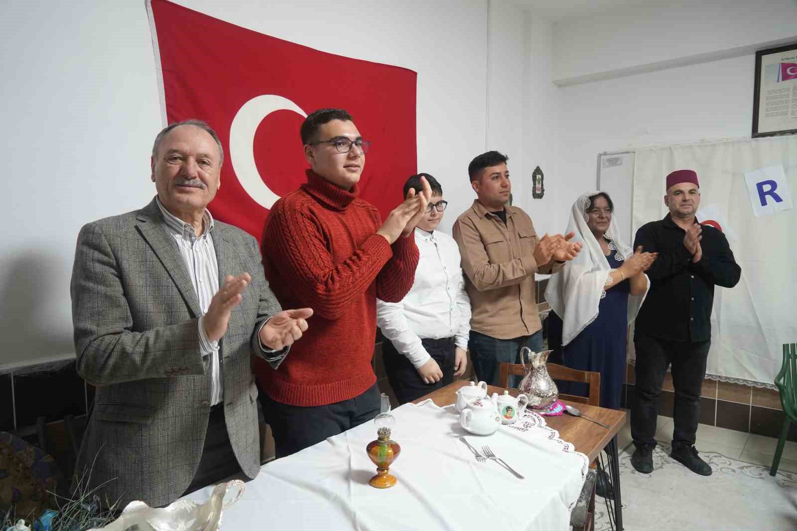 Niğde’deki drama kursu, katılımcılarına özgüven kazandırıyor
Niğde’deki drama kursu, katılımcılarına özgüven kazandırıyor