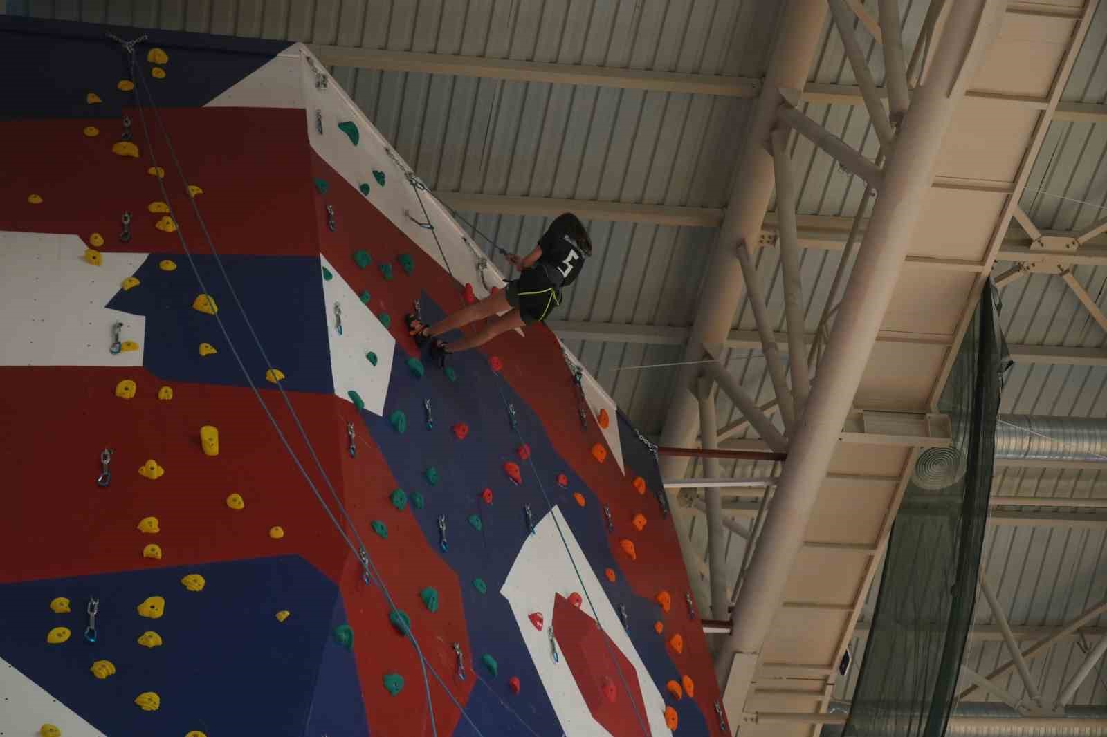 Niğde’deki tırmanış duvarı geleceğin dağcılarını yetiştirecek
Niğde’deki tırmanış duvarı geleceğin dağcılarını yetiştirecek