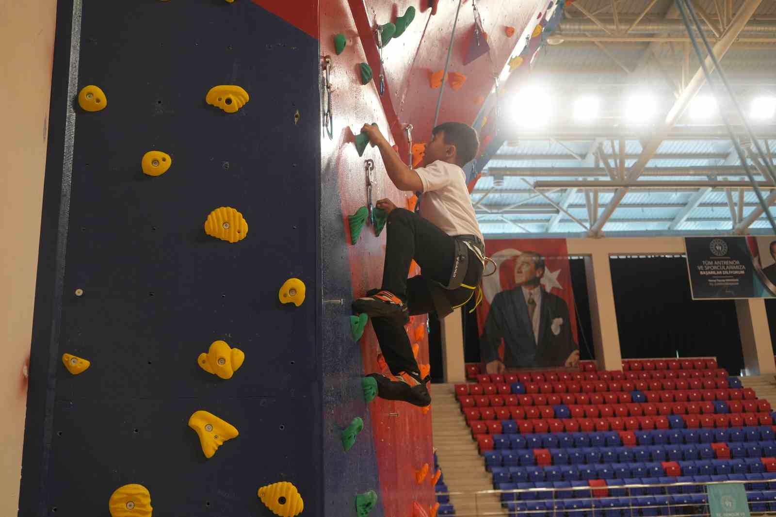 Niğde’deki tırmanış duvarı geleceğin dağcılarını yetiştirecek
Niğde’deki tırmanış duvarı geleceğin dağcılarını yetiştirecek
